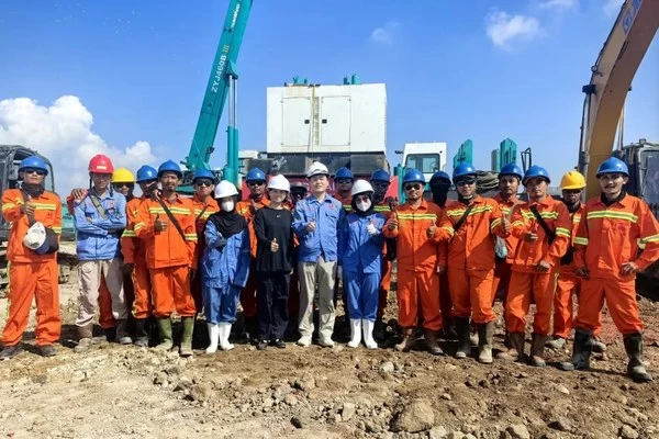 Ketua Ye Daifeng memimpin pengurus Kamar Dagang Hangzhou Indonesia menghadiri seremoni dimulainya proyek pengolahan 150.000 ton limbah mineral per tahun “海鑫能源” (Haixin Energy) di Surabaya, memperkuat kerja sama hijau