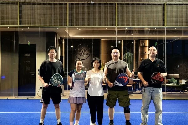 Menyambut Festival Duanwu dengan bermain padel, aroma zongzi mempererat ikatan kampung halaman — Kamar Dagang Hangzhou Indonesia sukses menggelar pertandingan persahabatan dan jamuan Duanwu