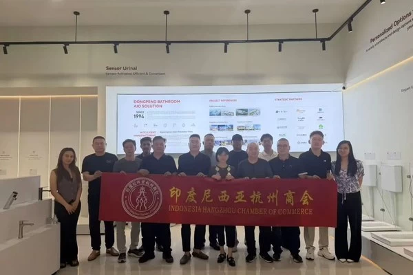 Ketua Kamar Dagang Hangzhou Indonesia Ye Daifeng mengunjungi kantor pusat “东鹏瓷砖卫浴” (Dongpeng ceramic tiles and sanitary ware) di Indonesia dan menegaskan dukungan bagi promosi merek anggota