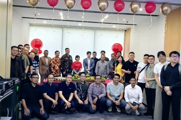 Ketua Ye Daifeng datang langsung ke Surabaya untuk menyaksikan relokasi PT.Hikvision Technology Indonesia: membawa kehangatan kamar dagang ke setiap perusahaan