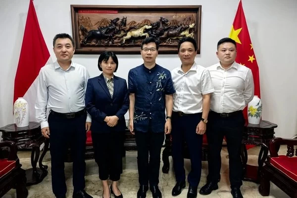 Menjalankan usaha sesuai hukum untuk berkembang mantap | Ketua Ye Daifeng dan perwakilan perusahaan mengunjungi Konsulat Tiongkok di Surabaya